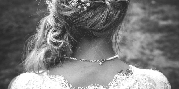 Hochzeitsfotos - Copyright und Rechte: Bilder auf Social Media erlaubt - Münsterland - So kann die Braut wenigsten auch nach der Hochzeit ihre tolle Frisur betrachten - DW_Hochzeitsfotografie