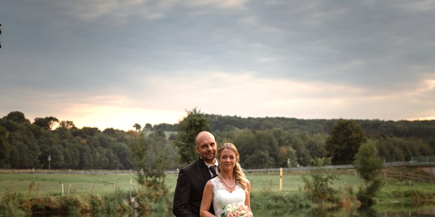 Hochzeitsfotos - Fotobox mit Zubehör - Niedenstein - Bewölkt aber der Sonnenschein kommt gewiss - DW_Hochzeitsfotografie