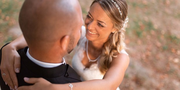 Hochzeitsfotos - Copyright und Rechte: Bilder auf Social Media erlaubt - Bückeburg - Seht, wie glücklich die beiden sind :-) - DW_Hochzeitsfotografie
