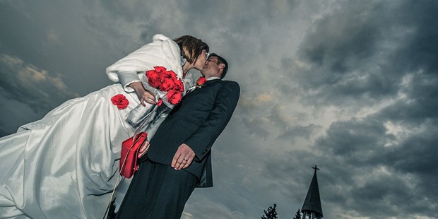 Hochzeitsfotos - Art des Shootings: Hochzeits Shooting - Graz - Der Kuss bringt Licht. - Bina Vista