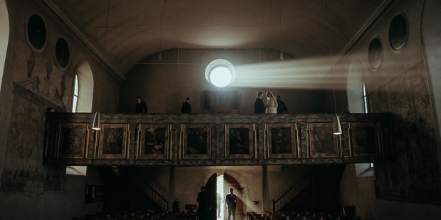 Hochzeitsfotos - Art des Shootings: Portrait Hochzeitsshooting - Arzl im Pitztal - Paarshooting in einer mit Weihrauch gefüllten Kirche nach einer traditionelle Lateinischen Zeremonie - Dan Jenson Photography
