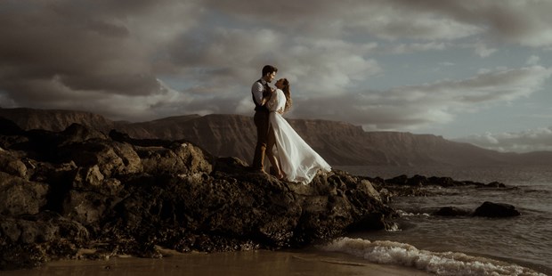 Hochzeitsfotos - Copyright und Rechte: Bilder privat nutzbar - Landeck - Elopement am Strand - Dan Jenson Photography
