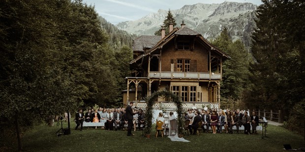 Hochzeitsfotos - Freie Trauung vor der Villa Maund, einer wunderschönen alten Jagdvilla in den Bergen des Bregenzerwalds in Vorarlberg - Dan Jenson Photography
