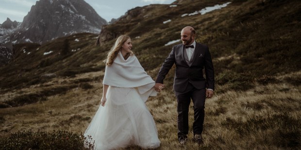 Hochzeitsfotos - Art des Shootings: Trash your Dress - Schruns - Abenteuerliches Elopement von Julia & Stefan - Dan Jenson Photography