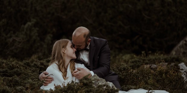 Hochzeitsfotos - zweite Kamera - Nassereith - intime Momente nach dem Elopement - Dan Jenson Photography