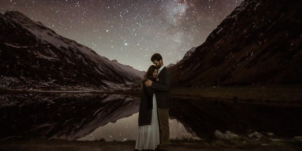 Hochzeitsfotos - Art des Shootings: Trash your Dress - Landeck - nächtliches After Elopement Paarhooting unter dem Sternenhimmel in Tirol - Dan Jenson Photography
