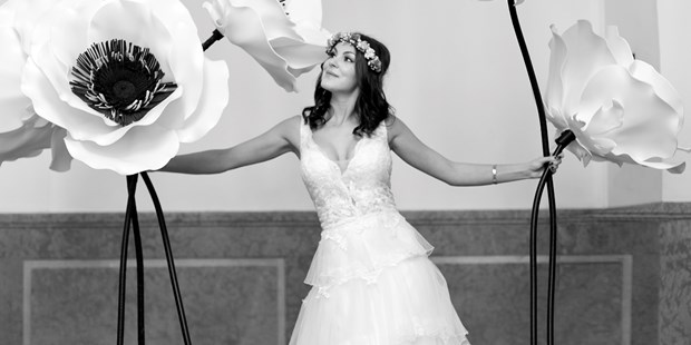 Hochzeitsfotos - Fotobox mit Zubehör - "Braut mit Blumen" - Fotografenmeisterin Aleksandra Marsfelden