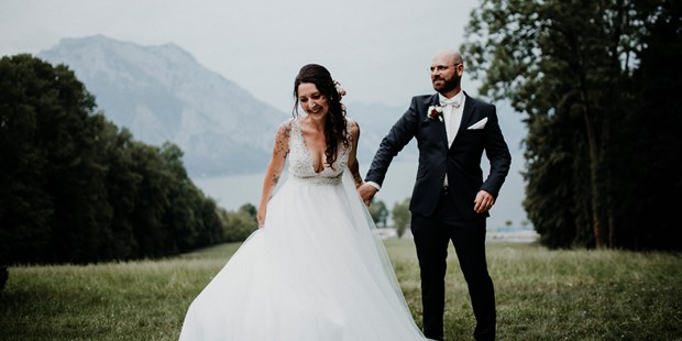 Hochzeitsfotos - Copyright und Rechte: Bilder auf Social Media erlaubt - Timelkam - Eine traumhafte Hochzeit im Schloss Traunsee - Gmunden. - fessellos Fotografie