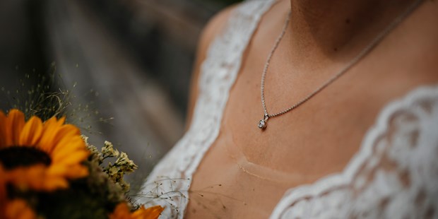 Hochzeitsfotos - Art des Shootings: Fotostory - Schwaben - Brautpaarshooting in Traunkirchen. Details der Braut. - fessellos Fotografie