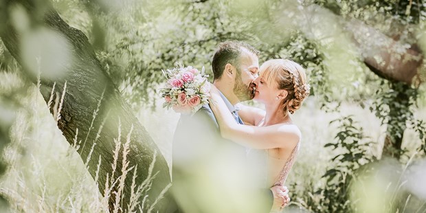 Hochzeitsfotos - Copyright und Rechte: Bilder auf Social Media erlaubt - Pfalz - Brautpaar im "Hochzeitswäldchen" - Simon Braun