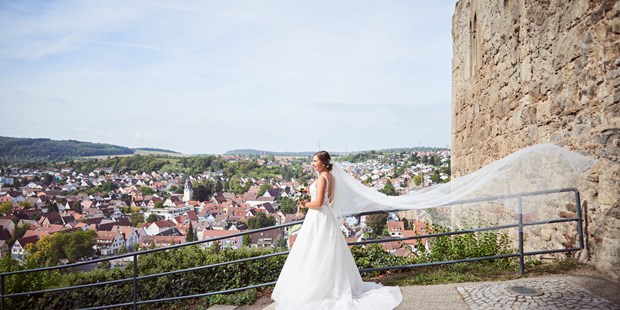 Hochzeitsfotos - Sulz am Neckar - Braut fliegender Schleier - Simon Braun