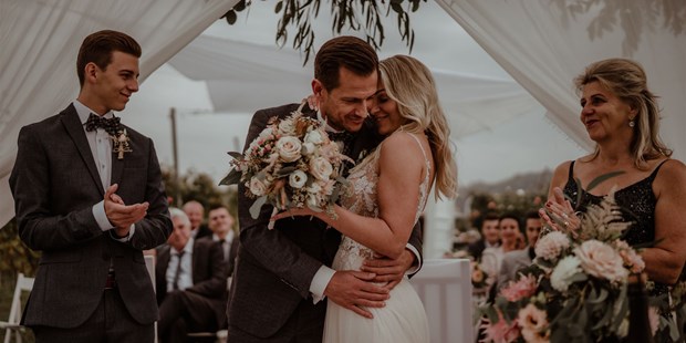 Hochzeitsfotos - Videografie buchbar - Windischgarsten - BLISS & DELIGHT AUTHENTIC WEDDING PHOTOS AND VIDEOS