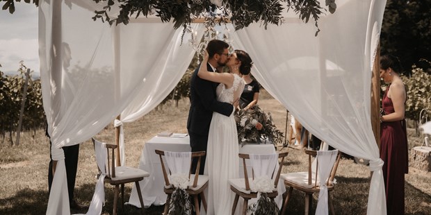 Hochzeitsfotos - Videografie buchbar - Kasten bei Böheimkirchen - BLISS & DELIGHT AUTHENTIC WEDDING PHOTOS AND VIDEOS
