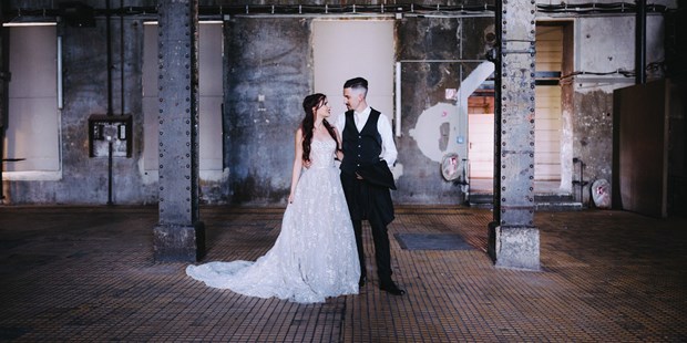 Hochzeitsfotos - Fotobox mit Zubehör - Ried im Innkreis - Brautpaarshooting in der Ottakringer Brauerei Wien - WEIL I DI MOOG Fotografie