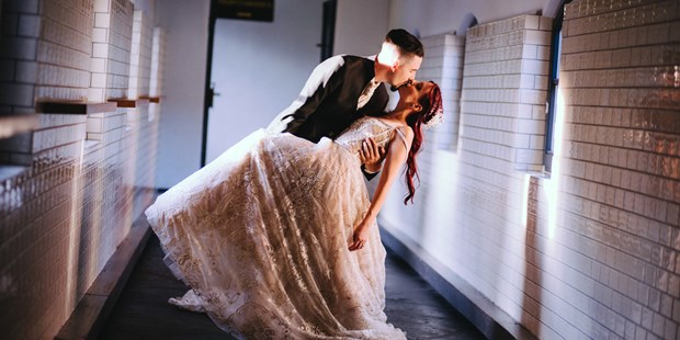 Hochzeitsfotos - Art des Shootings: Fotostory - Oberösterreich - Das Brautpaar in voller Aktion. - WEIL I DI MOOG Fotografie