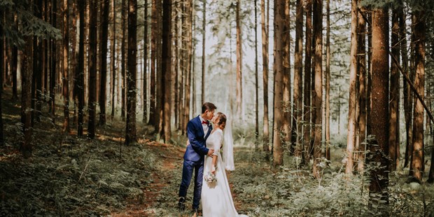 Hochzeitsfotos - Art des Shootings: Unterwassershooting - Mondsee - https://www.annahorbachova.com/weddings - Anna Horbachova 