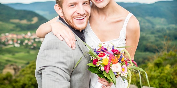 Hochzeitsfotos - Copyright und Rechte: Bilder dürfen bearbeitet werden - Hausruck - Hochzeitsreportage mit einem Brautpaar in Österreich - Alexander Pfeffel - premium film & fotografei