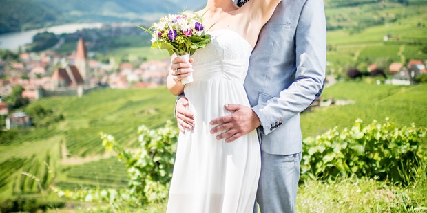 Hochzeitsfotos - Fotobox alleine buchbar - Esternberg - Hochzeitsreportage mit einem Brautpaar in Österreich - Alexander Pfeffel - premium film & fotografei