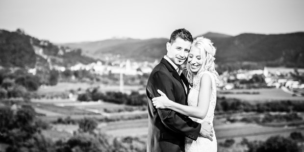 Hochzeitsfotos - Art des Shootings: Unterwassershooting - Irdning - Hochzeitsreportage mit einem Brautpaar in Österreich - Alexander Pfeffel - premium film & fotografei