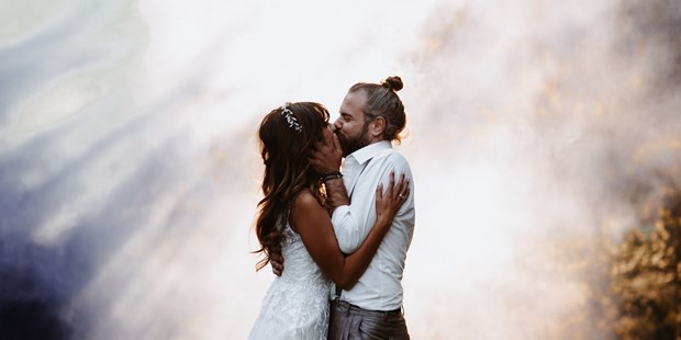 Hochzeitsfotos - Copyright und Rechte: Bilder auf Social Media erlaubt - Donauraum - Rauchbomben im Hintergrund
 - Monika Pachler-Blaimauer