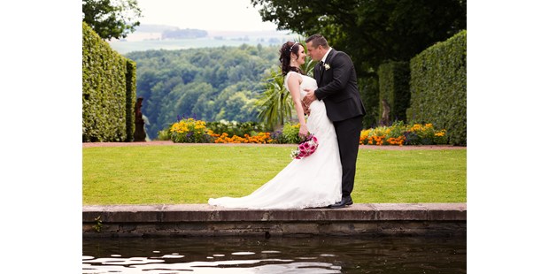 Hochzeitsfotos - Copyright und Rechte: Bilder auf Social Media erlaubt - Elbeland - Tanz am Brunnen - neero Fotografie und Grafik