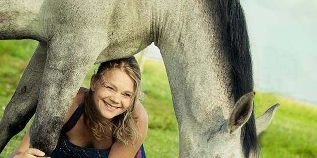 Hochzeitsfotos - Fotostudio - Ostbayern - Und noch ein Foto von mir mit meinem Pferd damit ihr seht mit wem ihr es zu tun habt:-)  - Yvonne Obermüller Fotografie