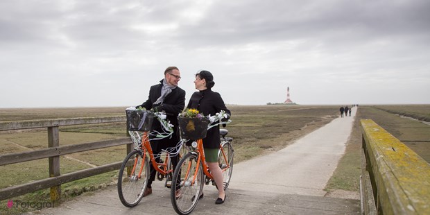 Hochzeitsfotos - Bockhorn (Friesland) - Zur Hochzeit mit dem Rad auf dem Leuchtturm - Fotografie Kunze - Die Fotomanufaktur in St. Peter-Ording