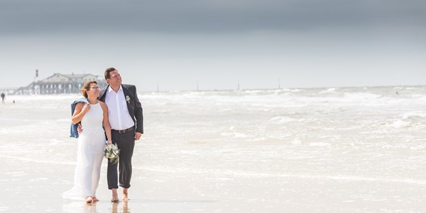 Hochzeitsfotos - Copyright und Rechte: Bilder auf Social Media erlaubt - Nordhastedt - Hochzeitspaar am Strand - Fotografie Kunze - Die Fotomanufaktur in St. Peter-Ording