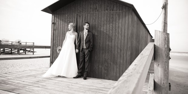 Hochzeitsfotos - Achim (Landkreis Verden) - Hochzeitspaar am Strand - Fotografie Kunze - Die Fotomanufaktur in St. Peter-Ording