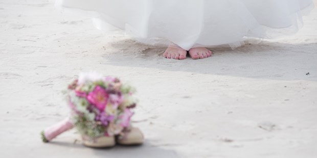 Hochzeitsfotos - Copyright und Rechte: Bilder auf Social Media erlaubt - Aukrug - Braut am Strand - Fotografie Kunze - Die Fotomanufaktur in St. Peter-Ording
