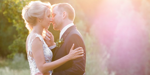 Hochzeitsfotos - Fotobox mit Zubehör - Weinviertel - Verträumt, romantisches Brautpaarshooting zum Sonnenuntergang - Special Moments Photography
