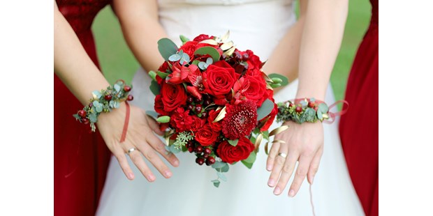 Hochzeitsfotos - Copyright und Rechte: Bilder auf Social Media erlaubt - Graz - Hochzeit mit Brautjungfern in rot - Fink Pictures by Iris Fink 