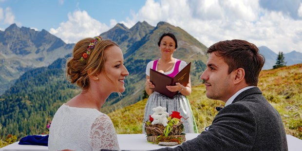 Hochzeitsfotos - Copyright und Rechte: Bilder auf Social Media erlaubt - Steiermark -  Charlotte und Kian aus München trauten sich am Planai-Berg
Die schönsten Erinnerungsbilder wie immer von FotoTOM - TOM Eitzinger