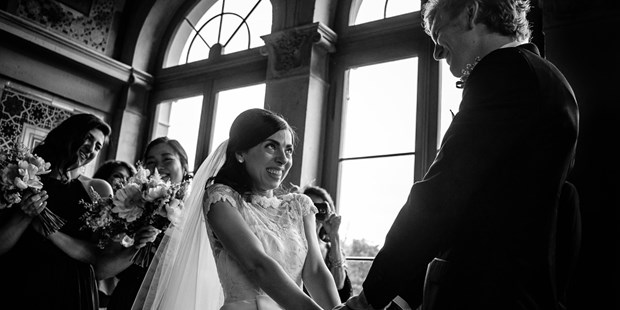 Hochzeitsfotos - Art des Shootings: 360-Grad-Fotografie - Berlin-Umland - Arme & Fenster Formen ein Herz aus Licht - Spree-Liebe Hochzeitsfotografie | Hochzeitsfotograf Berlin