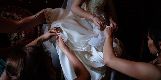 Hochzeitsfotos - Copyright und Rechte: Bilder auf Social Media erlaubt - Brandenburg Süd - Das Hochzeitskleid wird gerichtet - Spree-Liebe Hochzeitsfotografie | Hochzeitsfotograf Berlin