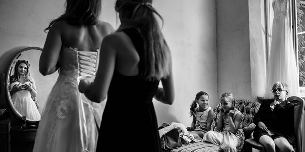 Hochzeitsfotos - Döbeln - Die Kinder beobachten wie sich die Braut fertig macht - Spree-Liebe Hochzeitsfotografie | Hochzeitsfotograf Berlin