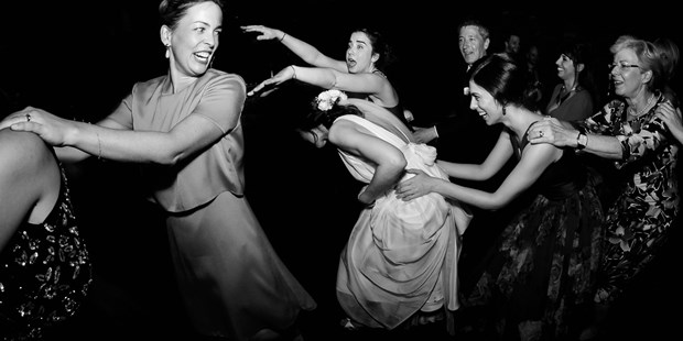 Hochzeitsfotos - Art des Shootings: Unterwassershooting - Grimma - Die Kette ist gerissen - Spree-Liebe Hochzeitsfotografie | Hochzeitsfotograf Berlin