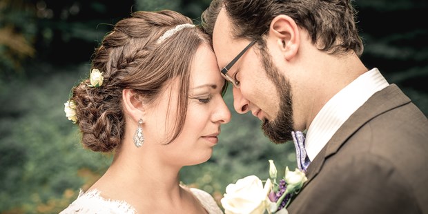 Hochzeitsfotos - Fotobox mit Zubehör - Birken-Honigsessen - First Look - Silke & Chris Photography