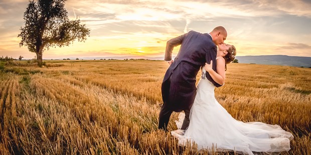 Hochzeitsfotos - Fotobox alleine buchbar - Deutschland - Gone with the Wind - Sonnenuntergangsshooting - Silke & Chris Photography