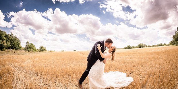 Hochzeitsfotos - zweite Kamera - Hessen Süd - Brautpaarshooting im Kornfeld - Silke & Chris Photography