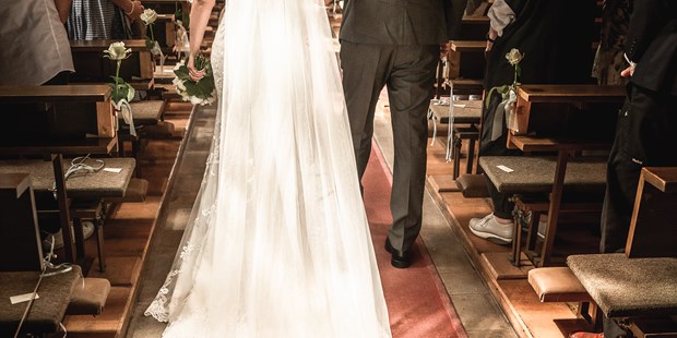 Hochzeitsfotos - Videografie buchbar - Breidenbach - Walking down the Aisle - Silke & Chris Photography