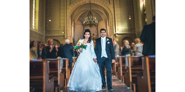 Hochzeitsfotos - Art des Shootings: Trash your Dress - Hessen - Brautpaar, Auszug Kirche, Hochzeitsreportage, Wehrheim,  - Christian Schmidt