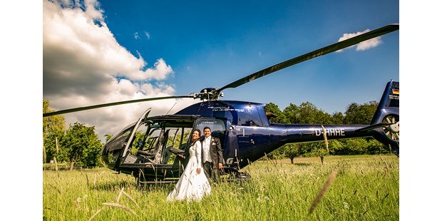 Hochzeitsfotos - Art des Shootings: Hochzeits Shooting - Hessen Süd - Brautpaar mit Hubschrauber, Hochzeitsfotograf, Wehrheim, Frankfurt - Christian Schmidt