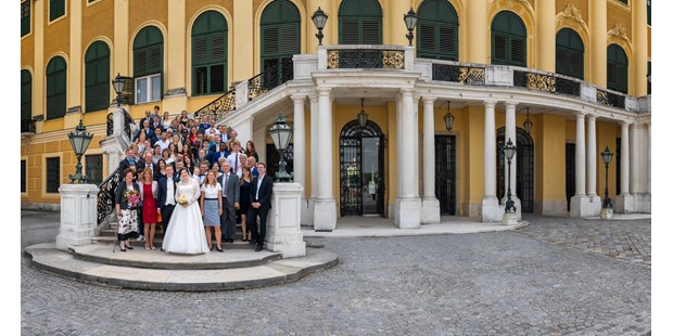 Hochzeitsfotos - Videografie buchbar - Graz - Auch das Gruppenfoto der gesamten Hochzeitsgesellschaft soll nicht nur eine Erinnerung, sondern auch ein Foto sein, welches man sich immer wieder gerne ansieht. Daher ist es mir persönlich sehr wichtig, bereits im Vorfeld den besten Platz für ein gelungenes Foto auszuwählen. - diePhotoSchmiede by Johannes Friedl