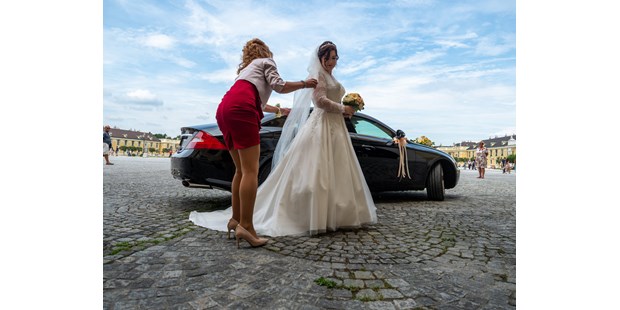 Hochzeitsfotos - Videografie buchbar - Graz - Die Ankunft der Braut, ein Moment den an diesem Tag nur wenige zu sehen bekommen. Die (An-)Spannung ist spürbar und nur noch wenige Augenblicke bis der Bräutigam zum ersten mal seine Braut erblickt. - diePhotoSchmiede by Johannes Friedl