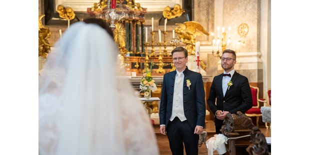Hochzeitsfotos - Niederösterreich - Der Moment ist da, der Bräutigam sieht zum ersten mal seine Braut. Ein Moment, in dem für den Bräutigam die Zeit kurz "stillsteht" und er nichts um sich herum wahrnimmt und er nur noch Augen für die Braut hat. Es ist immer wieder ein wunderbarer Moment, auch für mich als Fotograf. - diePhotoSchmiede by Johannes Friedl