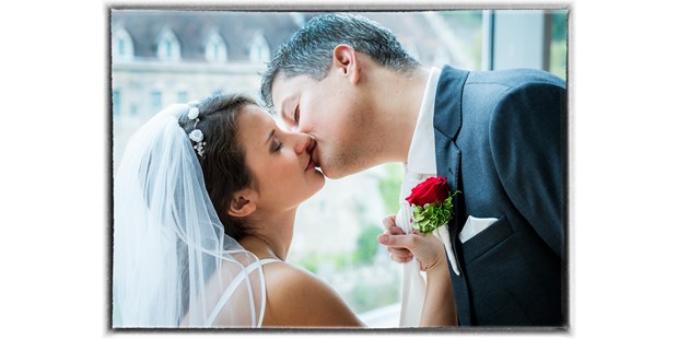 Hochzeitsfotos - Art des Shootings: Trash your Dress - Horn (Horn) - Der "erste" offizielle Kuss nach der Trauung. Wieder ein, von allen Anwesenden, sehnlichst erwarteter Moment an diesem wunderbaren Tag.   - diePhotoSchmiede by Johannes Friedl