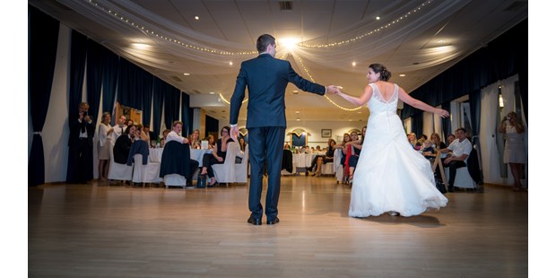 Hochzeitsfotos - Videografie buchbar - Graz - Egal ob geübter Tänzer oder Tanzanfänger, wenn das Brautpaar die Tanzfläche betritt sind alle Augen auf sie gerichtet und jede Bewegung wird mit Bewunderung und abschließendem Applaus gewürdigt. - diePhotoSchmiede by Johannes Friedl