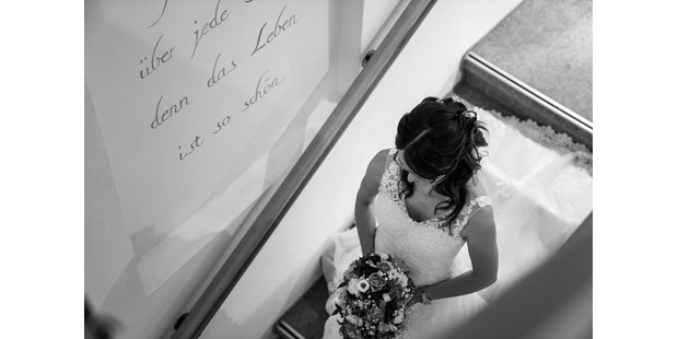Hochzeitsfotos - Berufsfotograf - Niederösterreich - Beim Paarshooting steht manchmal doch "nur" einer im Vordergrund und wird entsprechend in Szene gesetzt - meistens ist es die Braut :-) - diePhotoSchmiede by Johannes Friedl