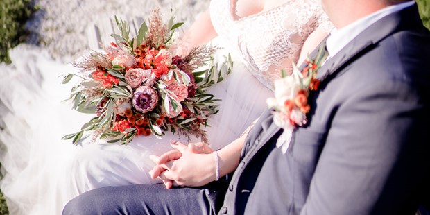 Hochzeitsfotos - Fotostudio - Traun (Traun) - Kirchliche Hochzeit in Wiener Neustadt, Paarfotos Schlosspark Hernstein - Daniela Schönthaller